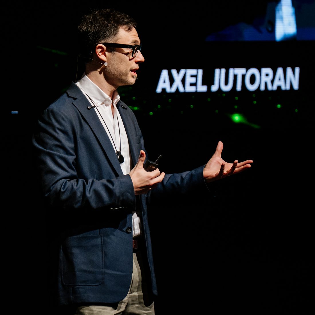 Axel Jutoran dando una conferencia sobre IA en Lima